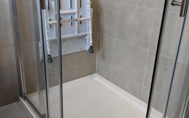 03 - K & L Heating & Bathroom Projects - Offset Quadrant Shower Enclosure with a Pull-down Seat
